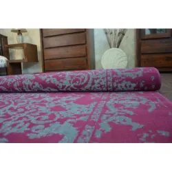 Covor vintage bordo, ideal pentru camera copiilor