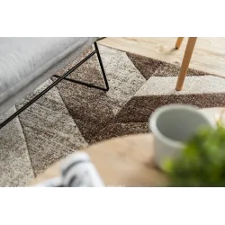 Covor modern în nuanțe de maro și bej, ideal pentru living sau dormitor