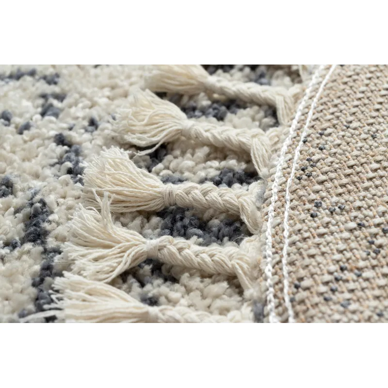 Covor cu franjuri, ideal pentru un interior boho elegant