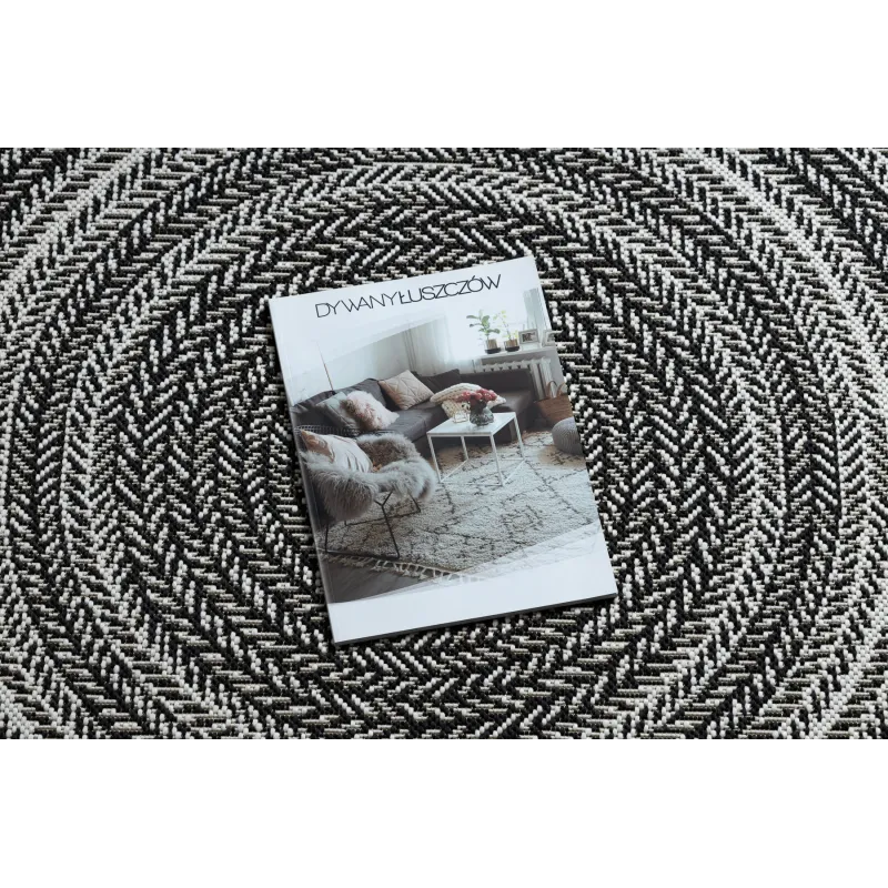 Covor rotund negru de stil boho, perfect pentru living