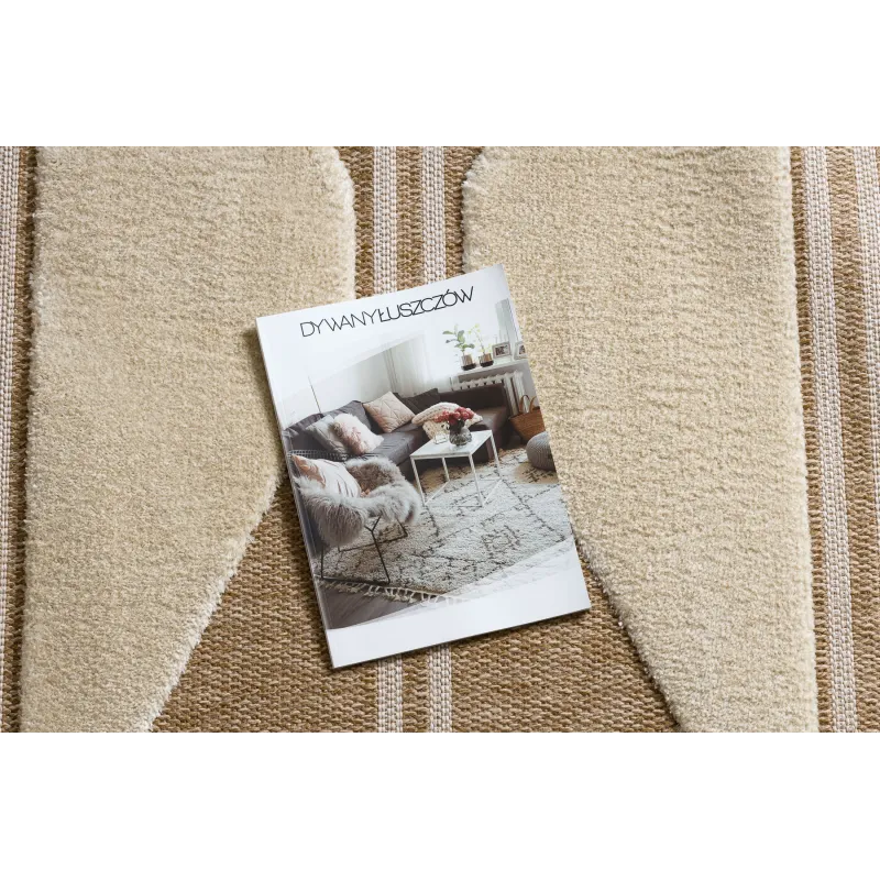 Covor bej cu triunghiuri, accesoriu elegant pentru interior