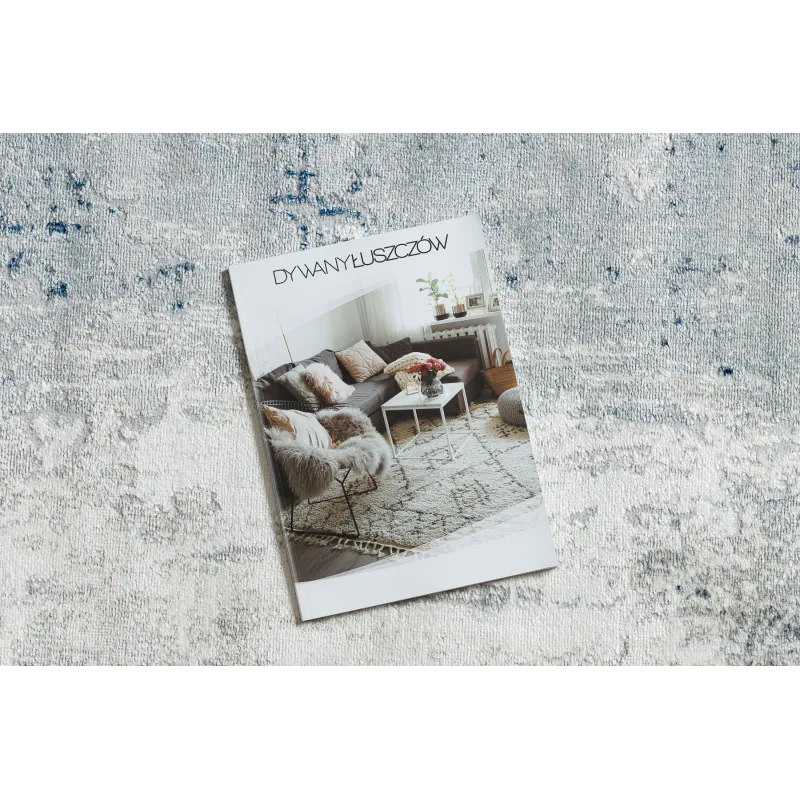 Covor cu un model modern - perfect pentru living sau dormitor