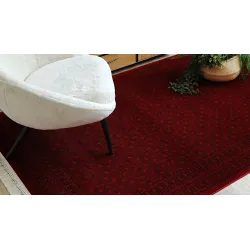 Covor clasic în nuanțe de bordeaux și negru, stil elegant