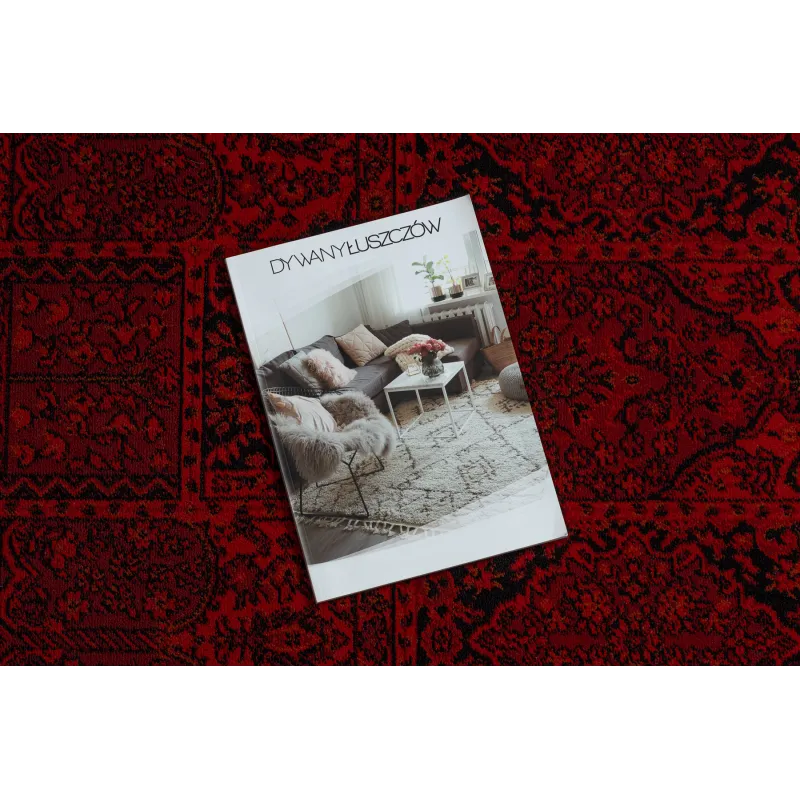 Covor bordeaux și negru, stil oriental, ideal pentru decorul livingului