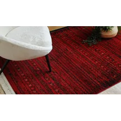 Covor elegant burgund cu ciucuri, ideal pentru decorul casei