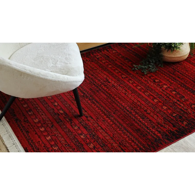 Covor elegant burgund cu ciucuri, ideal pentru decorul casei