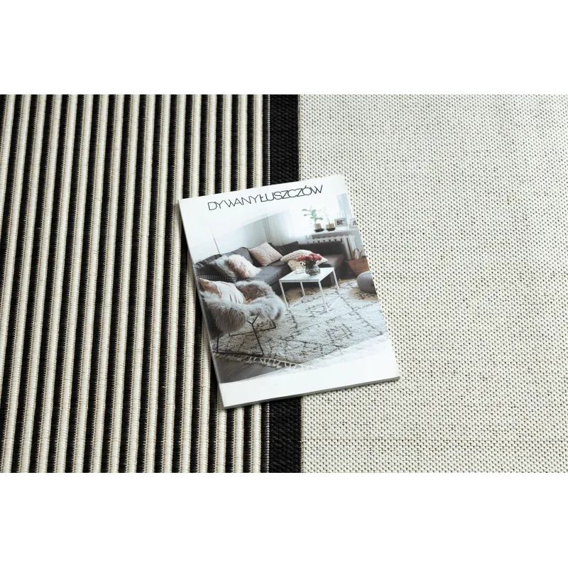 Covor elegant din sisal crem și negru, perfect pentru interioare moderne
