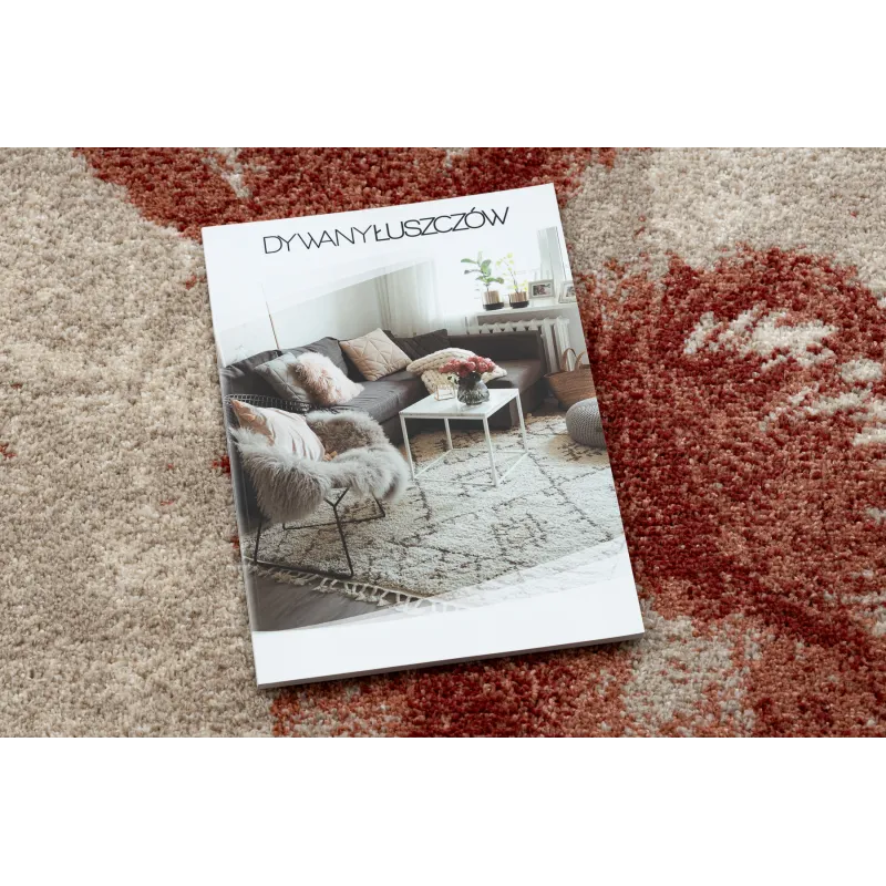 Covor modern cu flori crem și bordou, ideal pentru decorarea camerelor