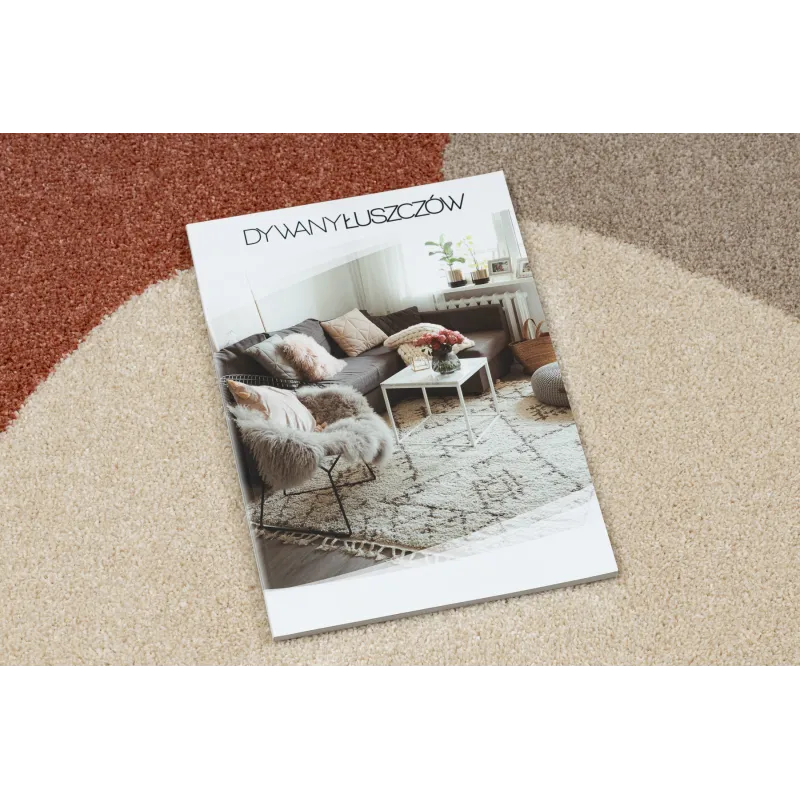 Covor crem cu modele teracota, ideal pentru interioare contemporane