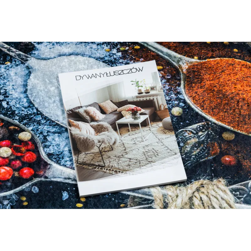 Culoare albastră a covorului ANDRE 9002, design cu linguri, ideal pentru decorul bucătăriei