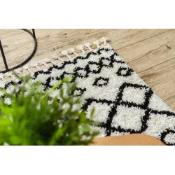 Covor modern alb-negru, perfect pentru decorarea livingului