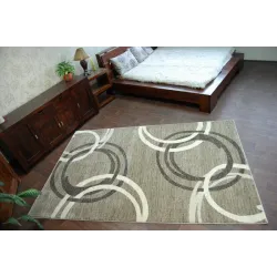 Covor modern bej și maro, ideal pentru decorarea oricărei camere
