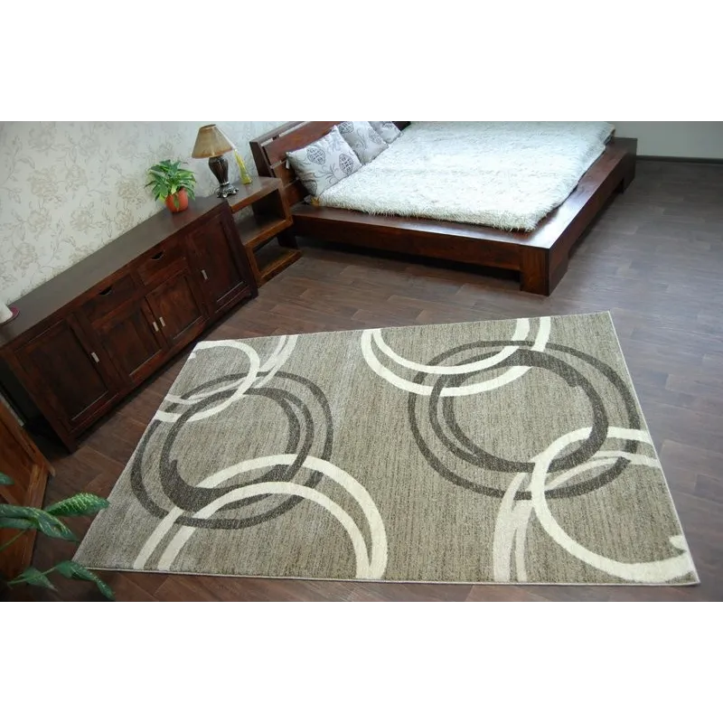 Covor modern bej și maro, ideal pentru decorarea oricărei camere