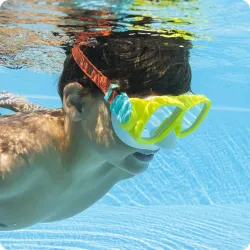 Mască de înot vibrantă, perfectă pentru activități la piscină