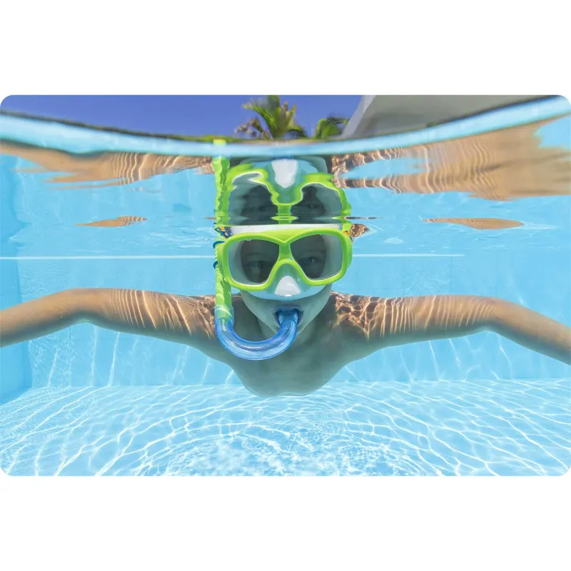 Set de snorkeling colorat, perfect pentru vacanțe la mare