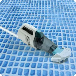 Curățitor de piscină cu mânere ergonomice, excelent pentru curățarea apei